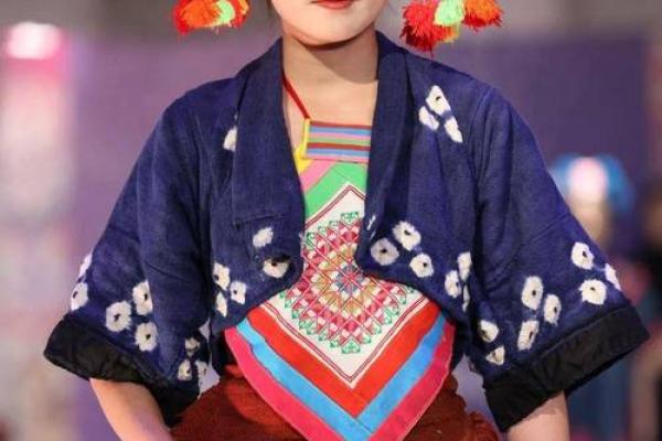 从黎族服饰看民族特色与文化自信