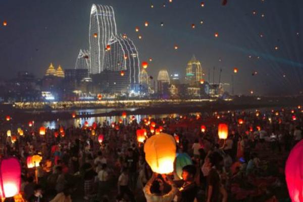 傣族传统节日探秘：从泼水节到火把节的文化魅力