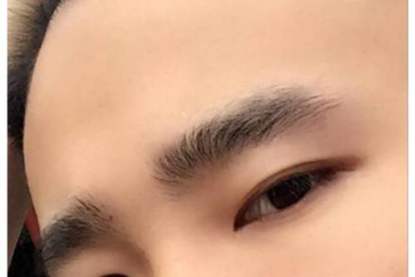 眉毛粗浓的男人面相解读：性格与命运的深层联系