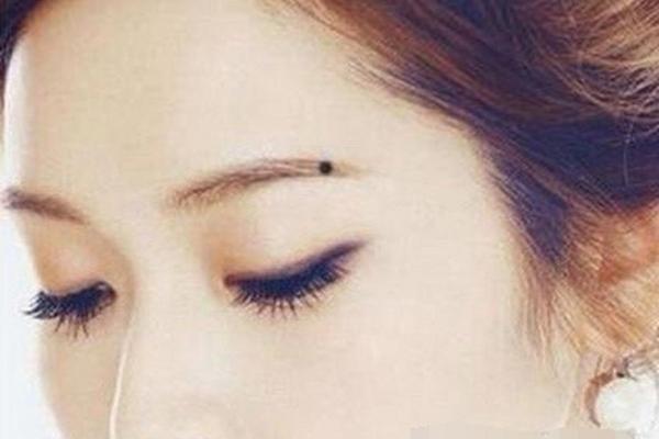 眉峰高的女性面相特征及其性格暗示