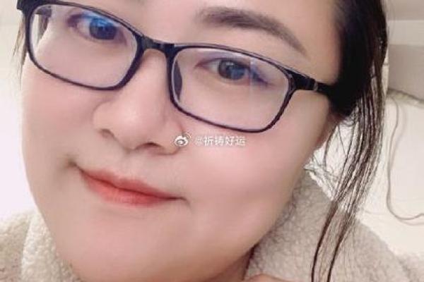 下巴翘起，运势旺！