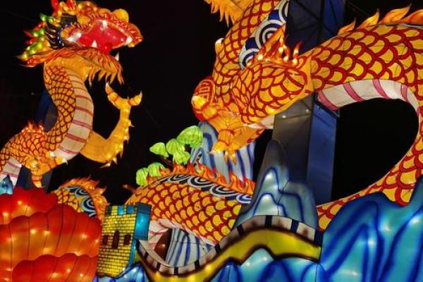 火树银花闹元宵，民俗盛宴迎佳节