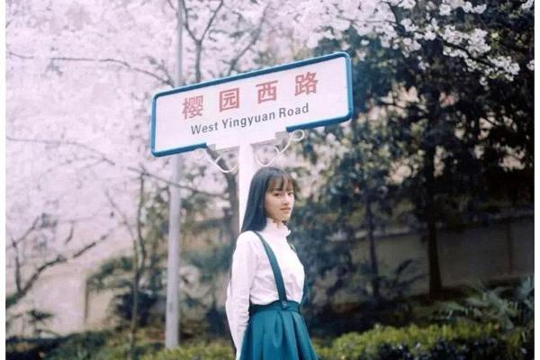 名字魅力：揭秘黄灿灿的独特寓愿