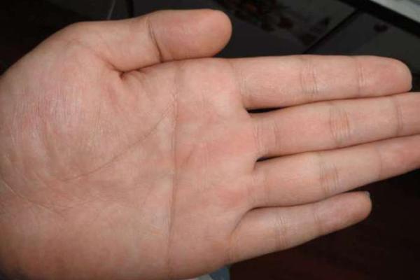 手相大师揭秘：看手相断男人婚姻命运，不婚者手相有何特征？