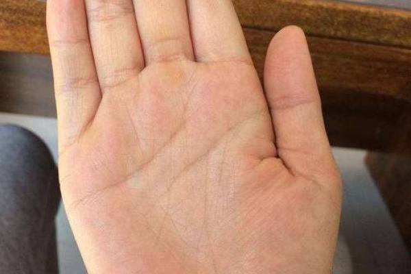 手相大师揭秘：看手相断男人婚姻命运，不婚者手相有何特征？