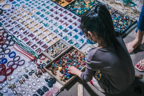 一双慧眼识金：揭秘手相中的财富之门