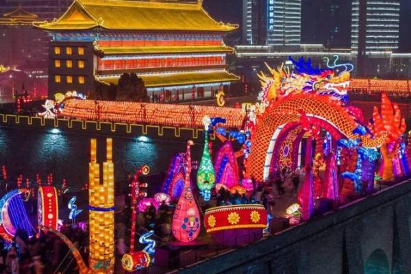 灯影斑斓映古城，西安民俗闹新春