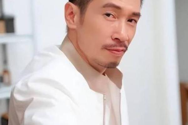 陈豪强：豪情万丈，强者为尊，名字中的豪情与力量交织，预示着未来成就非凡，人生道路宽广。
