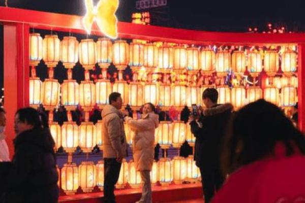 情暖春风二月天，元宵灯会闹非凡