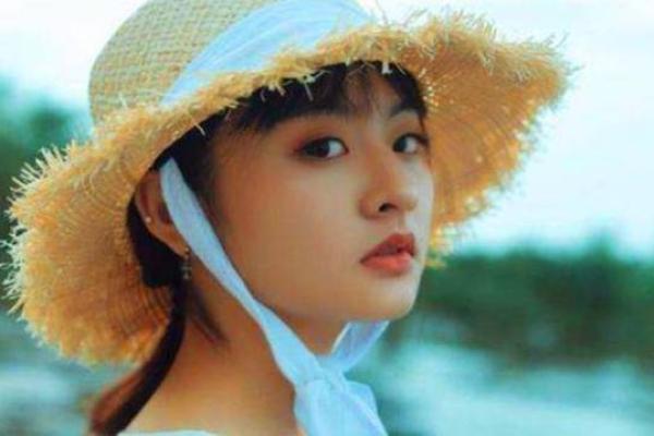 眉如柳叶，面相透露出温柔与智慧之美