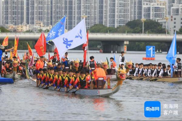 龙舟竞渡欢腾日，端午佳节忆传承