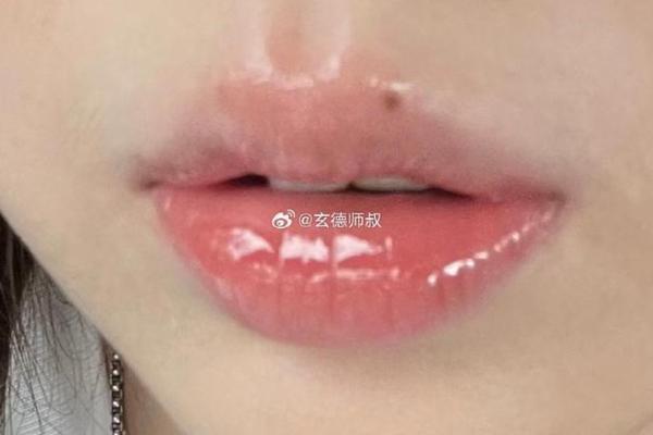 嘴角下的美丽印记，揭秘痣相女神的秘密武器！