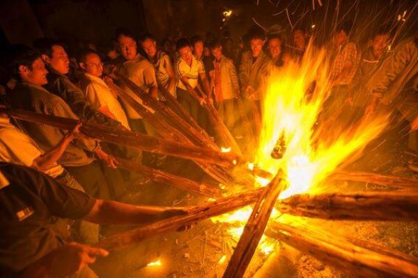 火把节：彝族火神传说与民俗揭秘