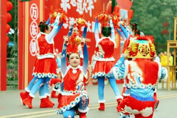 银鼠送福迎新春，民俗风情共欢腾