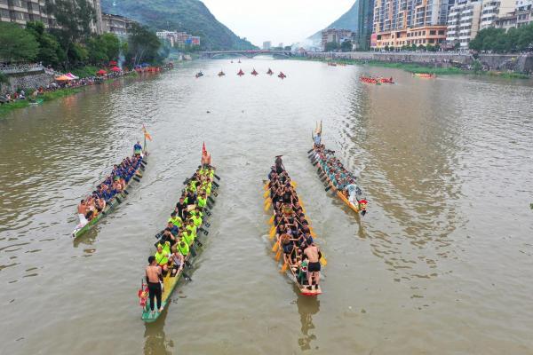 江南水乡的端午风情：龙舟竞渡，艾叶飘香