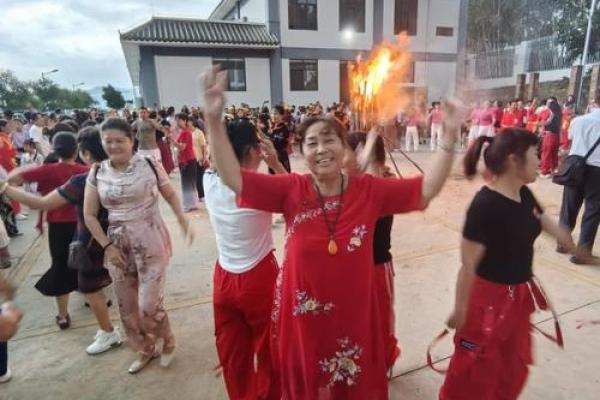 红色七月，节日民俗共欢庆
