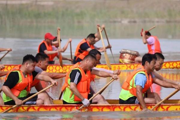 端午龙舟竞渡时：民俗风情与历史传承