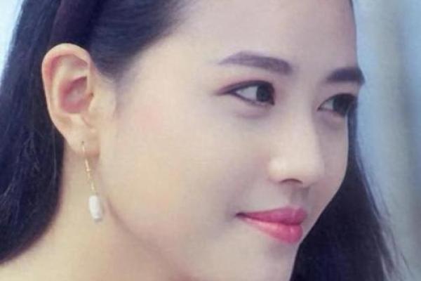 眼眸流转，面容如画：揭秘女性面相中的韵味与魅力