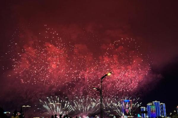 巴黎香榭丽舍的烟花盛宴：法国国庆日的浪漫庆典