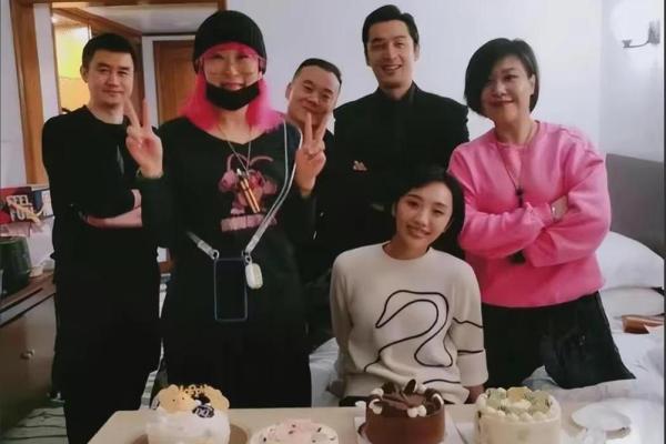 明星夫妻档！胡歌命理老婆惊艳亮相，网友：绝配！