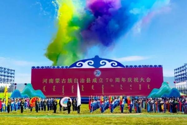 天山脚下，哈萨克族那达慕盛会的狂欢时光