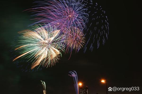 烟花绽放夜，共赏中秋月圆