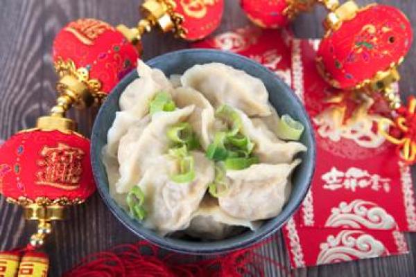 春节民俗：饺子与灯笼的传承