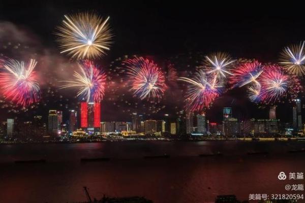 国庆烟花璀璨夜，传统佳节共欢腾