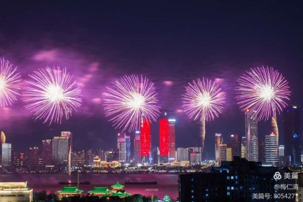 国庆烟花璀璨夜，传统佳节共欢腾