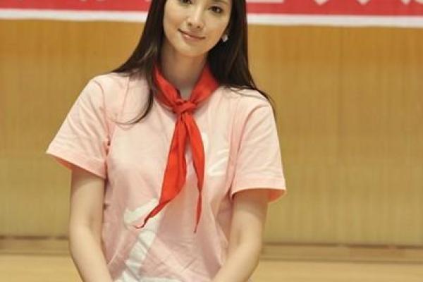 吴佩慈八字中的五行分析