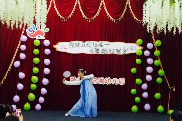 盼盼：阳光照耀下的希望之星，命运璀璨如彩虹