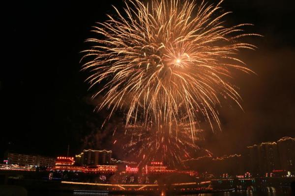 火树银花不夜天，民俗佳节话团圆