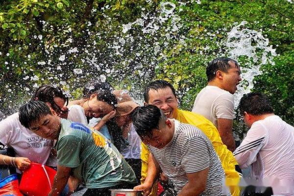 傣族泼水节：水花飞溅中的欢腾庆典