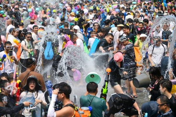 傣族泼水节：水花飞溅中的欢腾庆典